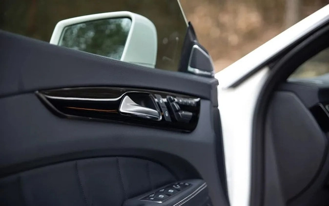 Mercedes-Benz CLS cena 89900 przebieg: 181000, rok produkcji 2012 z Międzylesie małe 352